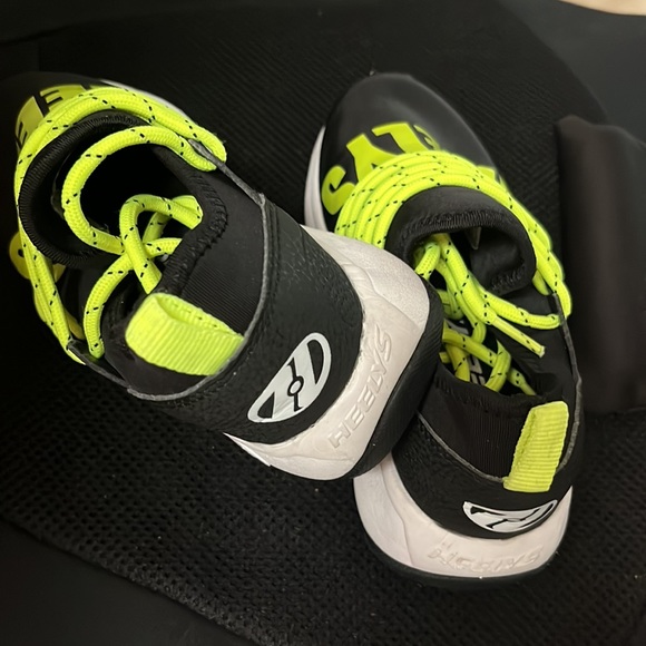 BOYS HEELYS SIZE YOUTH 13 ….. $65 - Picture 2 of 2